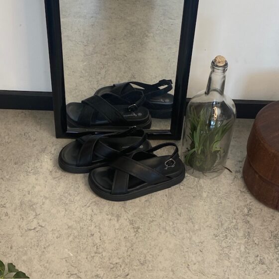 Elegant svart lädersandal med hälrem