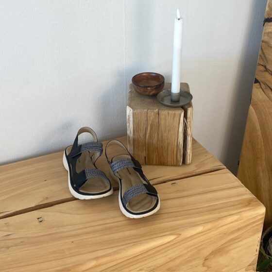 Svart komfortsandal med resår och kardborre – stiligt stöd hela dagen