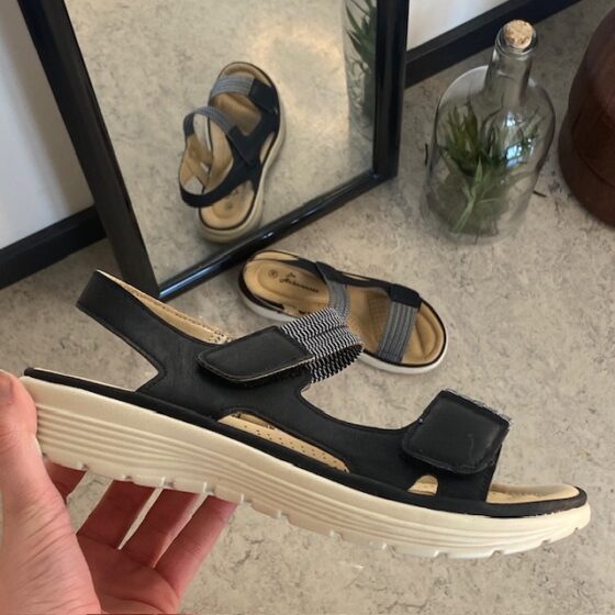 Svart komfortsandal med resår och kardborre – stiligt stöd hela dagen
