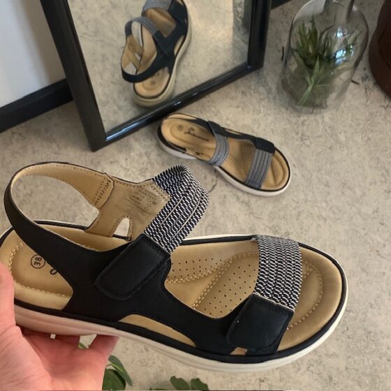 Svart komfortsandal med resår och kardborre – stiligt stöd hela dagen
