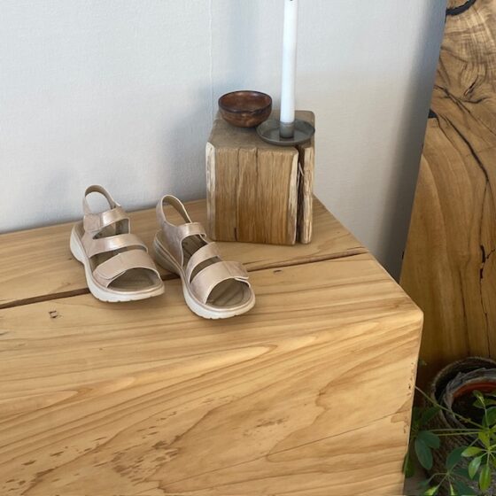 Bekväm Guld Sandal med 3 kardborreband