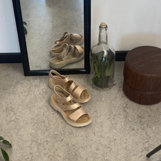 Bekväm Guld Sandal med 3 kardborreband