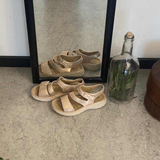 Bekväm Guld Sandal med 3 kardborreband