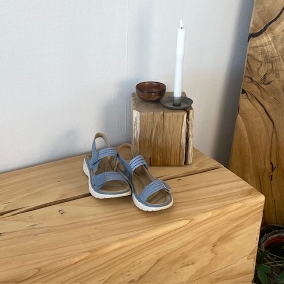 Blå komfortsandaler med elastiska detaljer och kardborreband