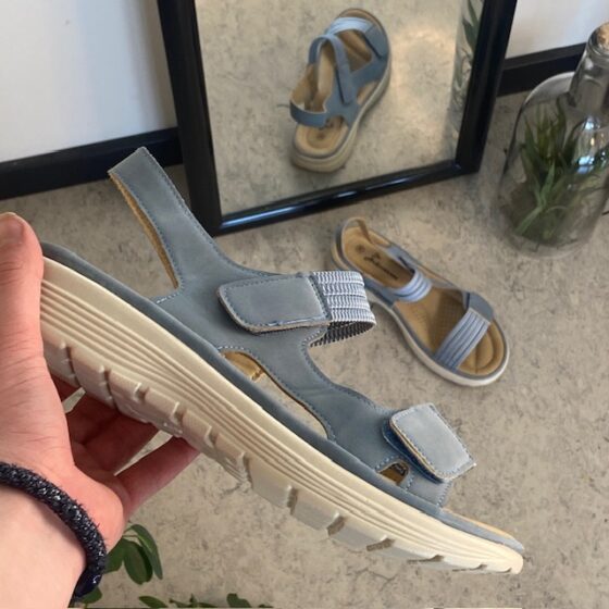 Blå komfortsandaler med elastiska detaljer och kardborreband