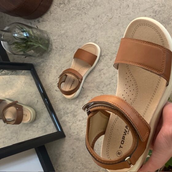 Elegant vardagssandal i konjak – klassisk komfort med stilren look