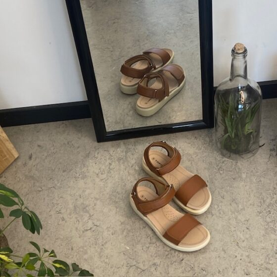 Elegant vardagssandal i konjak – klassisk komfort med stilren look
