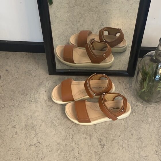 Elegant vardagssandal i konjak – klassisk komfort med stilren look
