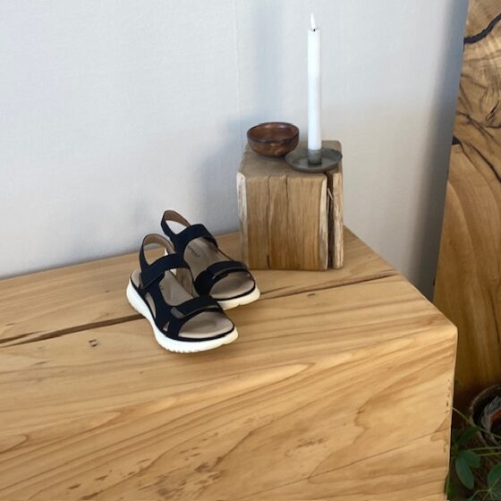 Klassisk svart sandal med ergonomisk komfort – för dig som går långt och står bekvämt