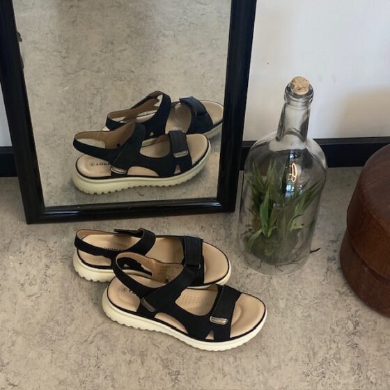 Klassisk svart sandal med ergonomisk komfort – för dig som går långt och står bekvämt