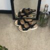 Klassisk svart sandal med ergonomisk komfort – för dig som går långt och står bekvämt