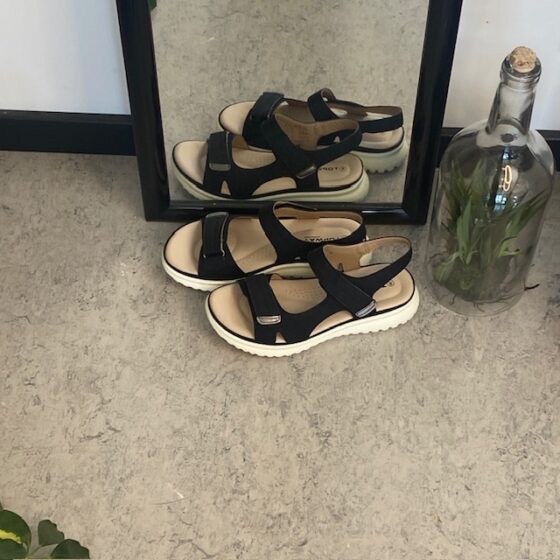 Klassisk svart sandal med ergonomisk komfort – för dig som går långt och står bekvämt