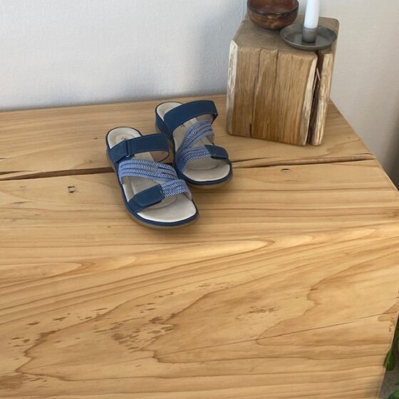 Komfortsandal med resår – i en snygg blå variant med flexibilitet och stil