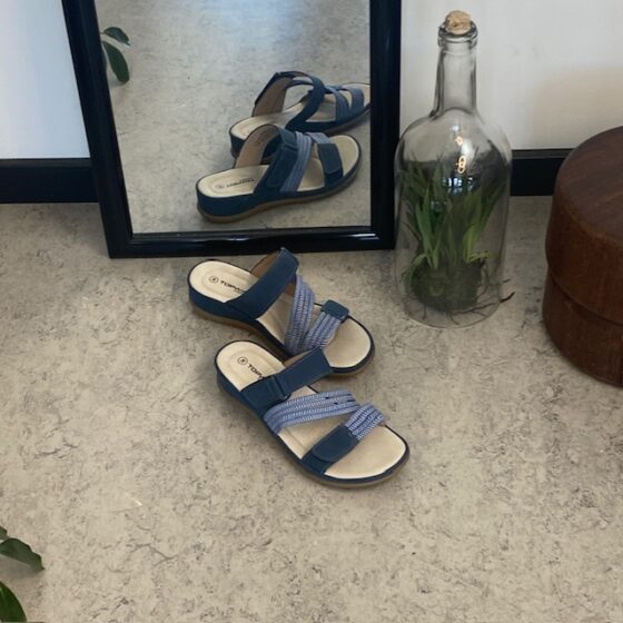 Komfortsandal med resår – i en snygg blå variant med flexibilitet och stil