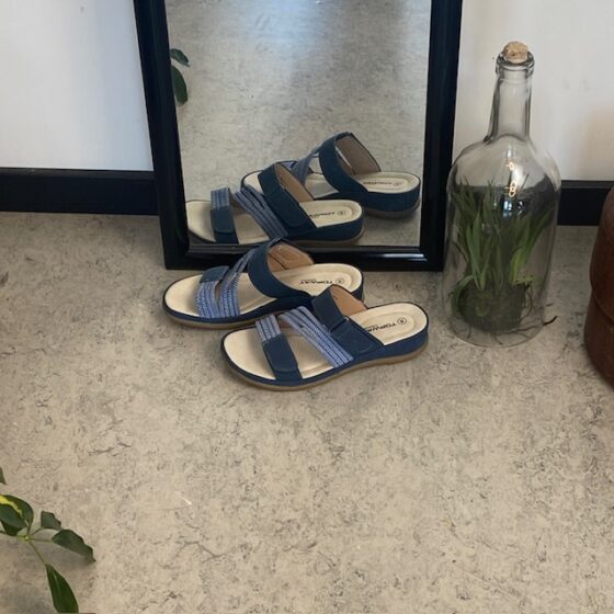 Komfortsandal med resår – i en snygg blå variant med flexibilitet och stil