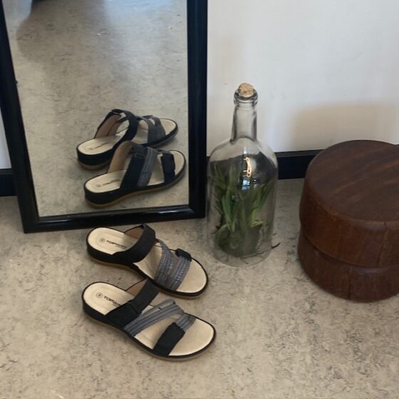 Komfortsandal med elastiska remmar – flexibel komfort och modern design