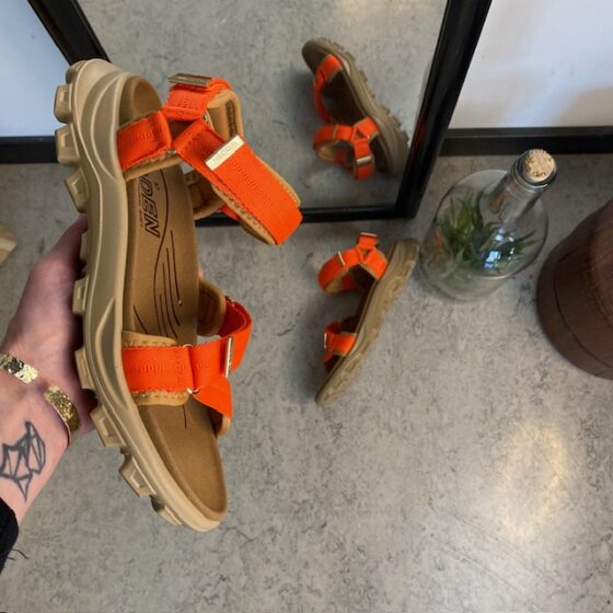 Orange Woden-sandal med bra hålfotsstöd