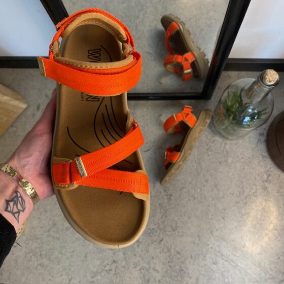 Orange Woden-sandal med bra hålfotsstöd