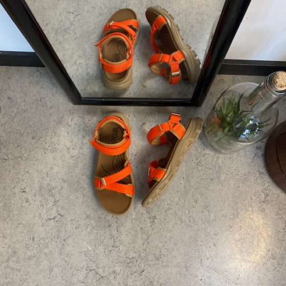 Orange Woden-sandal med bra hålfotsstöd
