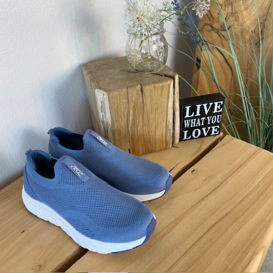 Blå slip on skor från Cruz med bra bredd