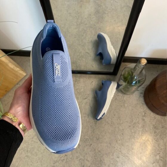 Blå slip on skor från Cruz med bra bredd