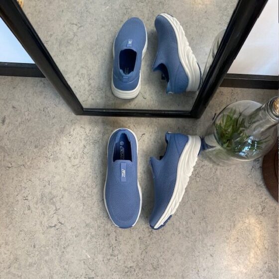 Blå slip on skor från Cruz med bra bredd