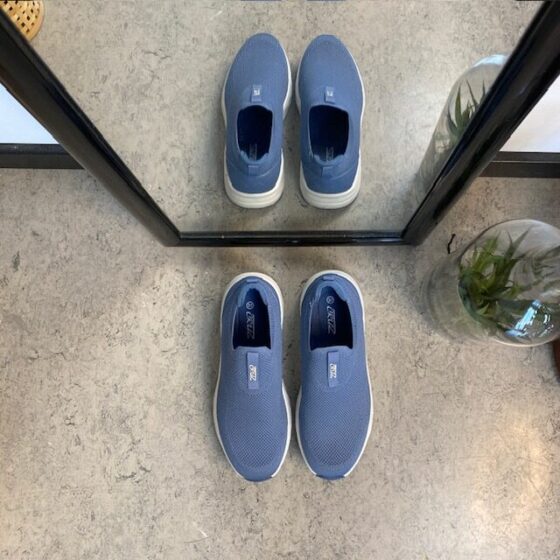 Blå slip on skor från Cruz med bra bredd