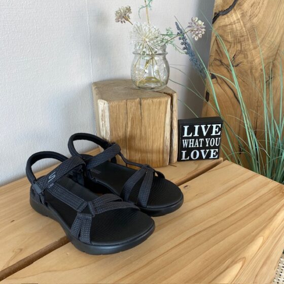 Svart Skechers GOwalk sandal, bred modell