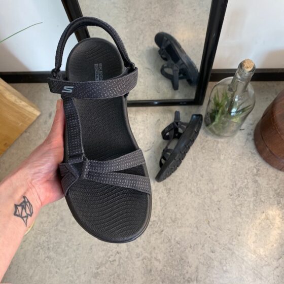 Svart Skechers GOwalk sandal, bred modell