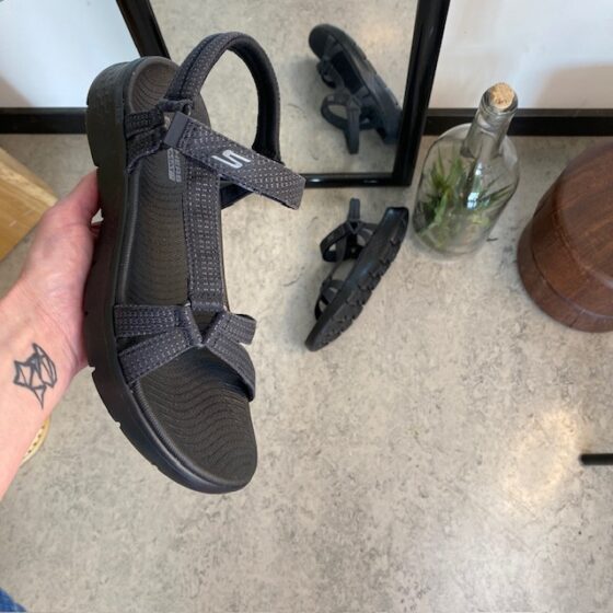 Svart Skechers GOwalk sandal, bred modell