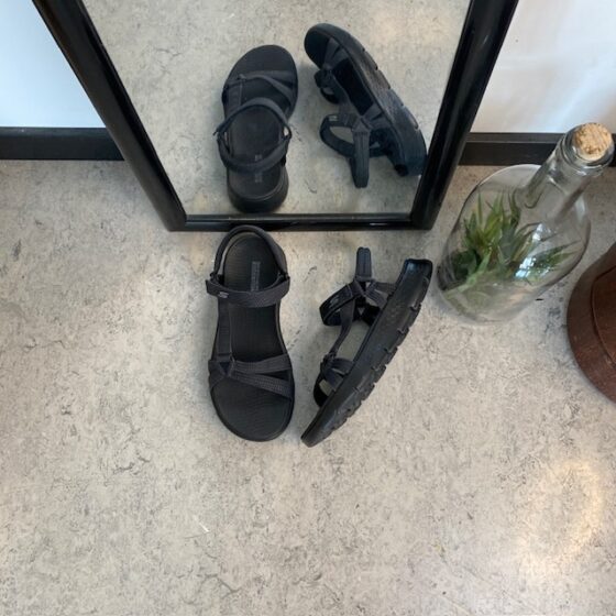 Svart Skechers GOwalk sandal, bred modell