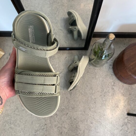 Grön Skechers Max Cushioning Elite 2.0 Sandal med bra hålfotsstöd