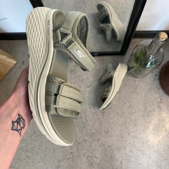 Grön Skechers Max Cushioning Elite 2.0 Sandal med bra hålfotsstöd