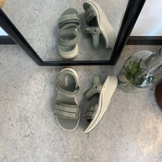 Grön Skechers Max Cushioning Elite 2.0 Sandal med bra hålfotsstöd