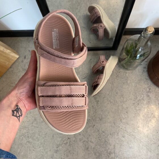 Rosa Skechers Max Cushioning Elite 2.0 Sandal med bra valvsupport