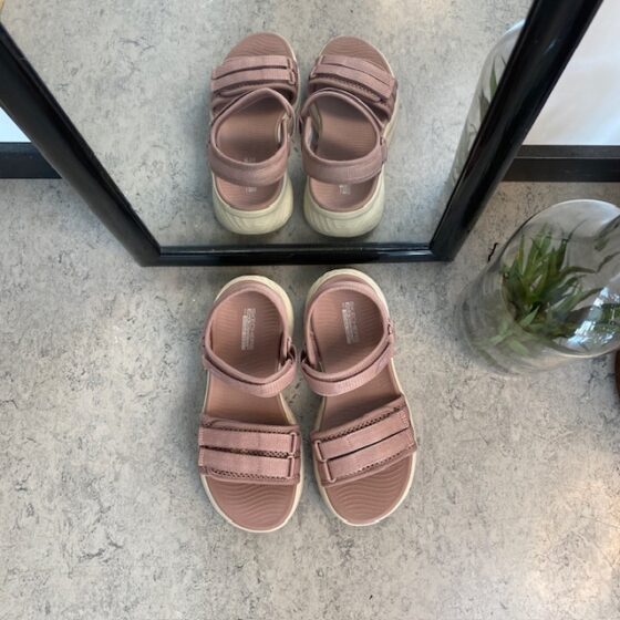 Rosa Skechers Max Cushioning Elite 2.0 Sandal med bra valvsupport