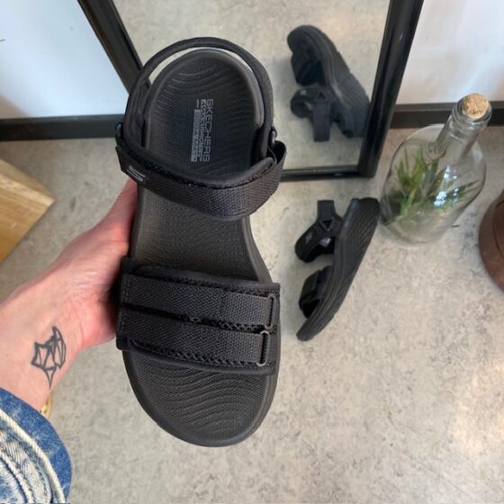 Svart Skechers Max Cushioning Elite 2.0 Sandal med bra hålfotsstöd