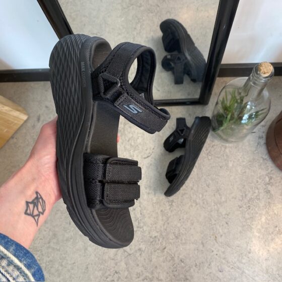 Svart Skechers Max Cushioning Elite 2.0 Sandal med bra hålfotsstöd