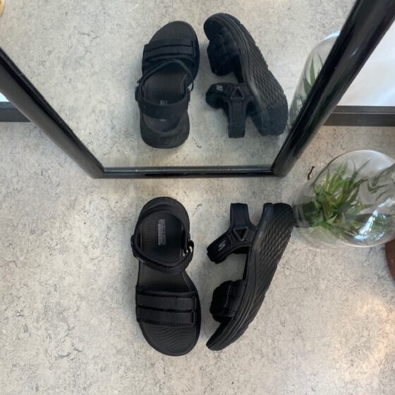 Svart Skechers Max Cushioning Elite 2.0 Sandal med bra hålfotsstöd