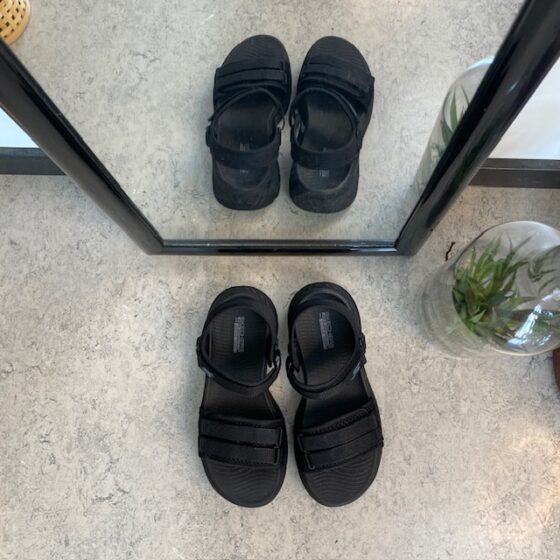 Svart Skechers Max Cushioning Elite 2.0 Sandal med bra hålfotsstöd