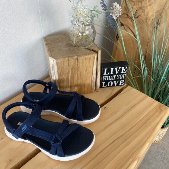 Marinblå Skechers GOwalk sandal, bred modell