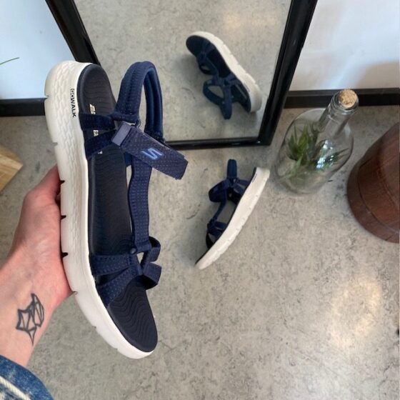 Marinblå Skechers GOwalk sandal, bred modell