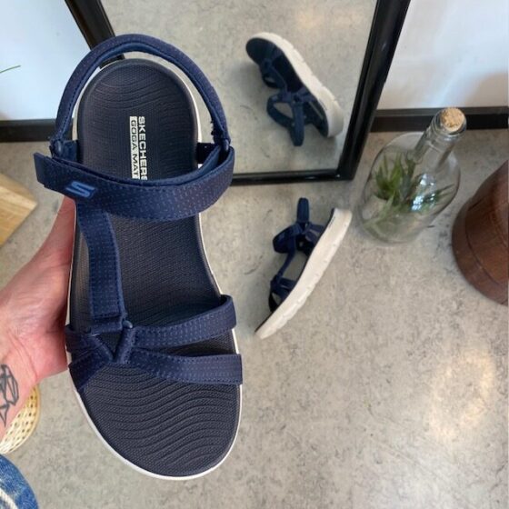 Marinblå Skechers GOwalk sandal, bred modell