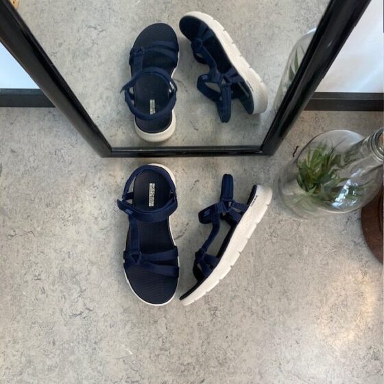 Marinblå Skechers GOwalk sandal, bred modell