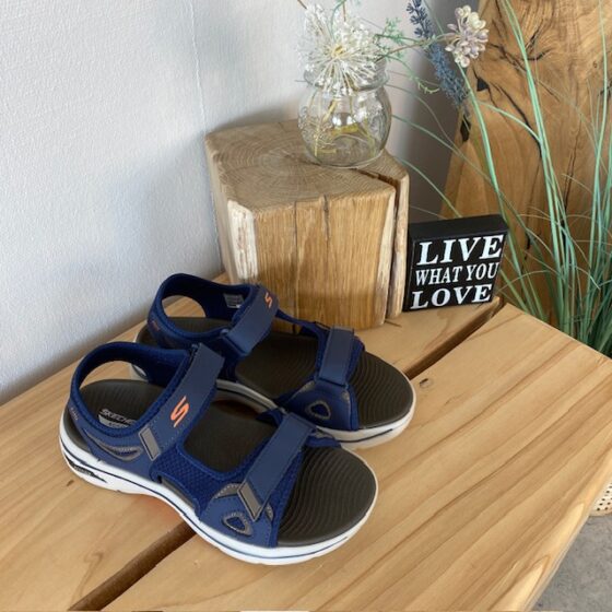Marinblå Skechers herrsandaler med hålfotsstöd