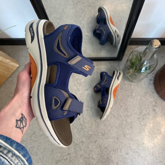 Marinblå Skechers herrsandaler med hålfotsstöd
