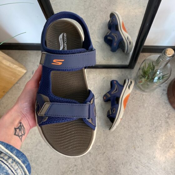 Marinblå Skechers herrsandaler med hålfotsstöd