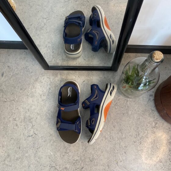 Marinblå Skechers herrsandaler med hålfotsstöd