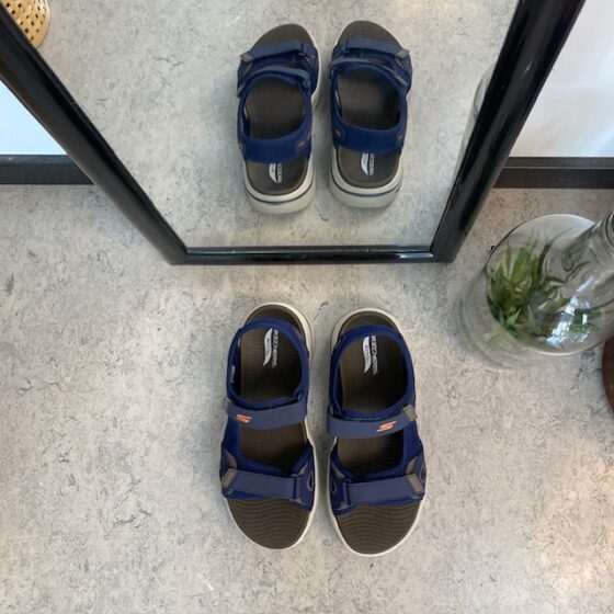 Marinblå Skechers herrsandaler med hålfotsstöd
