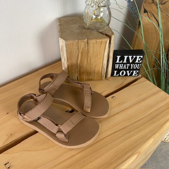 Teva sandal i enkel design med fotvalvsstöd